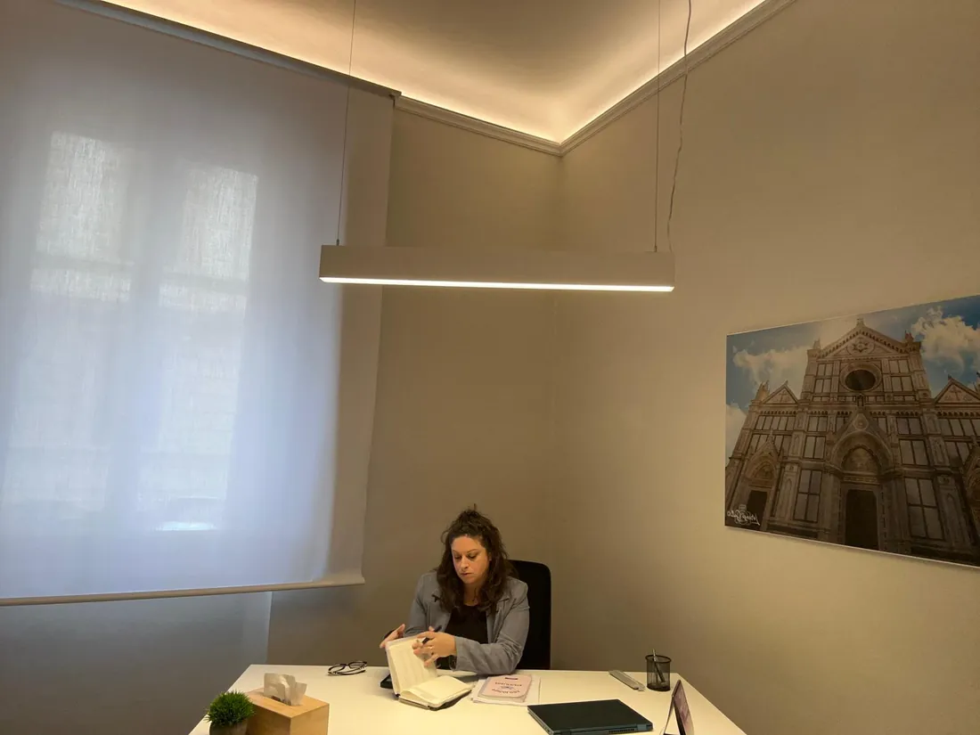 Valentina Romanello scrive su un'agenda alla scrivania dello studio