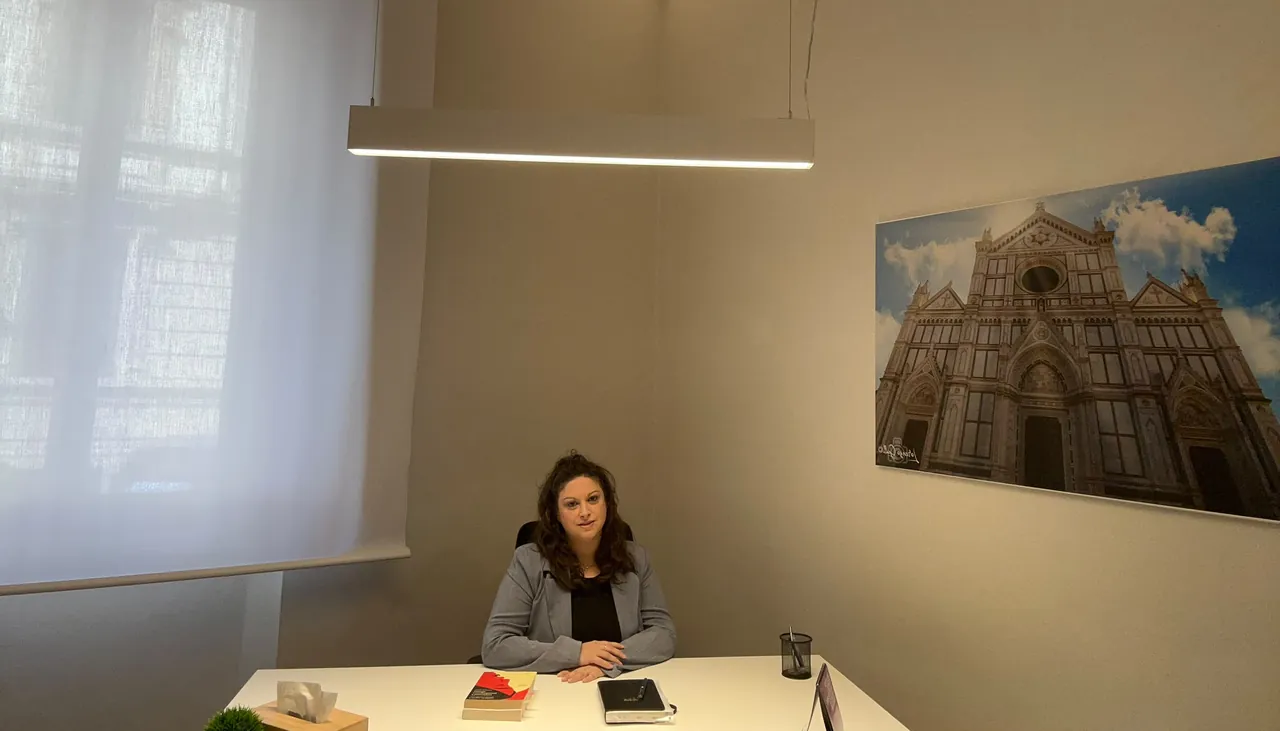 Valentina Romanello alla scrivania del suo studio presso StudioIn, a Firenze
